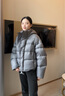 波司登（BOSIDENG）25新款羽絨服女短款90絨泡芙時(shí)尚脫卸帽冬季厚保暖外套B250243102 格雷深灰8K04 XS 155/80A 體重約110以?xún)?曬單實(shí)拍圖