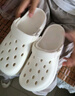 名創(chuàng)優(yōu)品（MINISO）洞洞鞋男女夏季外穿涼鞋防滑厚底踩屎感包頭涼拖鞋 黑色+海洋星星 曬單實拍圖