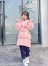 鴨鴨紅色中長(cháng)款兒童羽絨服女童2025新款冬季防寒連帽保暖中大童裝外套 粉紅色 150 曬單實(shí)拍圖