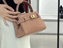 CHARLES&KEITH鱷魚(yú)紋凱莉包手提斜挎婚包包女包生日禮物CK2-50270880-1 BLUSH淺紅色 S 曬單實(shí)拍圖