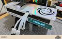 萬(wàn)麗GeForce RTX 5090D v2 24GB GDDR7 星際白色 DLSS 4 電競(jìng)設(shè)計(jì)直播AI獨(dú)立游戲顯卡 萬(wàn)麗RTX5090D v2  24GB星際 曬單實(shí)拍圖