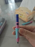 晨光(M&G)文具優(yōu)握熱可擦鋼筆套裝（含晶藍墨囊*2+備用筆握）小學生矯姿加粗開學寫字筆HAFP2197C1粉桿 曬單實拍圖