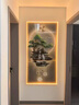 現(xiàn)代玄關(guān)裝飾畫迎客松大氣入戶正對門掛畫led燈高端走廊過道壁畫 （晶瓷鑲鉆）A款 60x120（推薦70-90墻寬） （金框） 曬單實拍圖