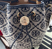 Tory Burch 湯麗柏琦 T MONOGRAM 提花斜挎水桶包女包TB 166414 Tory 海軍藍(lán) 405 OS 曬單實(shí)拍圖