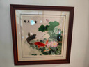 瑪朵維汀純手工刺繡荷花鯉魚(yú)蘇繡掛畫(huà)年年有余餐廳玄關(guān)書(shū)房辦公室裝飾畫(huà) 畫(huà)芯尺寸50*50cm 帶框75*75cm 曬單實(shí)拍圖
