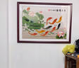 繪揚九魚(yú)圖客廳背景掛畫(huà)荷花鯉魚(yú)圖餐廳裝飾畫(huà)中式玄關(guān)壁畫(huà)九條魚(yú)有框 1-年年有余 帶框尺寸 橫110*高80cm 實(shí)木 紅木色框 曬單實(shí)拍圖