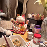 吉貓堂招財貓擺件開(kāi)業(yè)大號自動(dòng)搖手店鋪前臺家居客廳裝飾發(fā)財貓送禮禮品 24CM高【八方來(lái)財】搖手貓 【禮盒+坐墊+圍脖】電池插電兩用 曬單實(shí)拍圖