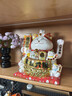 吉貓堂招財貓擺件開(kāi)業(yè)大號自動(dòng)搖手店鋪前臺家居客廳裝飾發(fā)財貓送禮禮品 32CM高【我為財運舉大旗】當次日達 【禮盒+坐墊+圍脖】電池插電兩用 曬單實(shí)拍圖