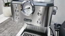 德龍（Delonghi）咖啡機 意式半自動(dòng)家用15Bar泵壓專(zhuān)業(yè)壓力計 美式咖啡 快速加熱技術(shù) 可調式奶泡 金屬機身EM450.M 銀色 小巧機身 穩定壓力 定制杯量 自動(dòng)關(guān)機 曬單實(shí)拍圖