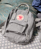 FJALLRAVEN北極狐斜挎包男街頭單肩包女書包23797-021霧灰2.5L 曬單實拍圖