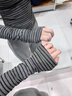 蔚占長(cháng)袖t恤女黑色打底衫女可外穿秋季斜肩辣妹上衣女內搭條紋針織衫 深灰條紋斜肩長(cháng)袖 M 曬單實(shí)拍圖