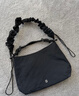 露露lulu convertible Ruched 6.5L hobo包兩用褶皺包斜挎腋下包 黑色 30*11*23cm 曬單實(shí)拍圖