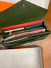 絲芙倫純牛皮超薄長(cháng)款翻蓋錢(qián)包女百搭2026秋新款真皮多卡位大鈔夾放手機 軍綠色-頭層牛皮 禮盒包裝 曬單實(shí)拍圖