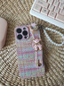 素洛適用蘋(píng)果16promax手機殼小香風(fēng)彩色編織iPhone15pro腕帶皮質(zhì)珍珠手鏈14高級感時(shí)尚13好看女款防摔 【彩色】腕帶粉色金屬熊+珍珠手鏈 iPhone 14 Pro Max 曬單實(shí)拍圖