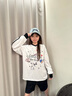 ER【王玉雯同款】撞色條紋卡通印花V領(lǐng)長(cháng)袖T恤男女oversize上衣情侶 白色 XS 曬單實(shí)拍圖