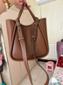 CHARLES&KEITH大容量通勤單肩托特包子母包生日禮物CK2-30782647 Chocolate巧克力色 M 曬單實(shí)拍圖