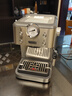 德龍（Delonghi）咖啡機(jī) 意式半自動(dòng)家用15Bar泵壓專(zhuān)業(yè)壓力計(jì) 美式咖啡 快速加熱技術(shù) 可調(diào)式奶泡 金屬機(jī)身EM450.M 銀色 小巧機(jī)身 穩(wěn)定壓力 定制杯量 自動(dòng)關(guān)機(jī) 曬單實(shí)拍圖