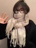 雪倫朵圍巾女冬季2025新年加厚保暖披肩圍脖女生生日禮物送女朋友送閨蜜 格紋#白色【圍巾手套二件套禮盒裝】 曬單實(shí)拍圖
