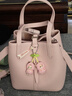 CHARLES&KEITH25秋新品簡(jiǎn)約通勤手提水桶包菜籃子包七夕禮物CK2-10151518 Cotton Candy Pink棉花糖粉 S 曬單實(shí)拍圖