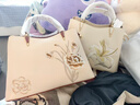 COROKORO送媽媽生日禮物實(shí)用40-50歲新中式國風(fēng)手提包中年女士刺繡媽媽包 禮盒套裝-康乃馨杏配棕（送絲巾+掛飾+禮品袋） 曬單實(shí)拍圖