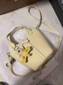 沐霓包包女小眾設計手提包夏季2026新款潮時(shí)尚水桶包百搭單肩包斜挎包 時(shí)尚水桶包-黃色帶皮革猴子掛件 曬單實(shí)拍圖