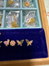 潮宏基花韻蝴蝶足金琺瑯黃金耳釘不對稱(chēng)送女友禮物計價(jià) 一對款約1.4g 曬單實(shí)拍圖