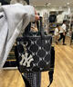 MLB男女情侶復古老花系列斜挎包時(shí)尚LOGO23冬季新款 均碼 黑色 禮盒 黑色 禮盒包裝配送手提袋 曬單實(shí)拍圖