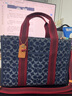 蔻馳（COACH）新款奧萊女士女包經(jīng)典標(biāo)志丹寧布牛仔SMITH斜挎托特包 IM/丹寧藍(lán)色/天然色 曬單實(shí)拍圖