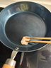 臻三環(huán)章丘手工鐵鍋平底煎鍋烤肉煎鍋無(wú)涂層不易粘鍋小平底鍋輔食廚具 烤藍木把 24cm 曬單實(shí)拍圖