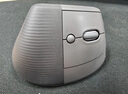 羅技（Logitech）Lift人體工學(xué)鼠標(biāo) 垂直鼠標(biāo) 小手鼠標(biāo) 無線藍(lán)牙鼠標(biāo) 3臺設(shè)備秒切換 帶Logi Bolt接收器 黑色 曬單實拍圖