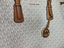 邁克高仕邁克高仕 MK 經(jīng)典款 Voyager 中號單肩包 香草白 150 中號 曬單實(shí)拍圖
