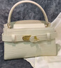CHARLES&KEITH鱷魚(yú)紋凱莉包手提斜挎婚包包女包生日禮物CK2-50270880-1 Ivory象牙色 S 曬單實(shí)拍圖