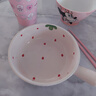 草莓陶瓷碗勺家用高顏值米飯碗少女心甜品碗釉下彩餐具套裝 【1個(gè)裝】淺粉草莓手柄碗 曬單實(shí)拍圖