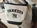 MLB官方 虞書(shū)欣同款男女學(xué)院風(fēng)單肩斜挎水桶包秋冬BMS09 紐約洋基隊/深奶油色 均碼 曬單實(shí)拍圖