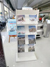 發(fā)展久宏展示架置物架雜志架廣告牌資料架企業(yè)門(mén)店宣傳單冊戶(hù)型圖架報刊雜志架立式不銹鋼展架書(shū)報架 白色資料架（裸架）可送滑輪 曬單實(shí)拍圖
