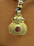 老鋪黃金古法手工足金項(xiàng)鏈 · 花絲麒麟獻(xiàn)瑞福袋吊墜（繩鏈款） 寶石款金重約19.6g 曬單實(shí)拍圖