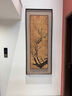 珠輝明清古典新中式玄關(guān)裝飾畫(huà)走廊過(guò)道盡頭壁畫(huà)茶室書(shū)房掛畫(huà) 《南枝早春》（咖色亞麻布托底） 寬70cm*高173cm 黃楊木直角框-胡桃木色 曬單實(shí)拍圖