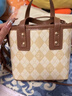 沐霓 韓版包包女2025新款潮搭斜挎小包高級感輕奢菱格手提水桶包 卡其色帶掛件 曬單實(shí)拍圖
