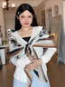 繡娘（XIUNIANG）真絲披肩外搭高端圍巾女2025新款空調(diào)房三角絲巾兩用夏季薄款夏天 藏書(shū)章 米棕 200x105cm 曬單實(shí)拍圖