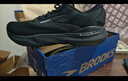 布魯克斯（BROOKS）ADRENALINE GTS 追嵐24 伯克希爾聯(lián)名男女緩震支撐運動(dòng)跑步鞋 男款 黑色/黑珍珠/白色 42.5 曬單實(shí)拍圖
