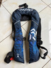 達億瓦（DAIWA）23新款氣脹式浮力背心/腰包 自動(dòng)充氣便攜救生衣 路亞釣魚(yú)服飾 藍米彩色-背心款 均碼 曬單實(shí)拍圖