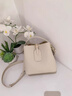 Reessy奢侈品包包女包水桶包2025新款單肩小包通勤手提包高端百搭斜挎包 米白(禮盒包裝) 曬單實(shí)拍圖