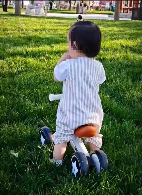 巧樂(lè )熊兒童平衡車(chē)無(wú)腳踏1一3歲嬰幼兒學(xué)步車(chē)滑步車(chē)四輪平行車(chē)寶寶滑行車(chē) 米蘭之星【white】 白色 曬單實(shí)拍圖