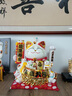 吉貓堂招財貓擺件開(kāi)業(yè)大號自動(dòng)搖手店鋪前臺家居客廳裝飾發(fā)財貓送禮禮品 32CM高【我為財運舉大旗】搖手貓 【禮盒+坐墊+圍脖】電池插電兩用 曬單實(shí)拍圖