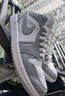 耐克NIKE男女休閑鞋喬丹AJ1小迪奧 JORDAN 1運動鞋DC0774-105白灰37.5 曬單實拍圖