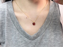 中國黃金蘋(píng)果黃金項鏈女平安果紅瑪瑙足金吊墜生日禮物女友老婆結婚紀念 瑪瑙小蘋(píng)果足金吊墜【贈S925鏈】 曬單實(shí)拍圖