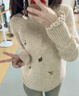 妃奧絨【專(zhuān)柜剪標】卡通小狗刺繡圓領(lǐng)套頭軟糯針織毛衣女秋冬新款設計感 米色 M 曬單實(shí)拍圖