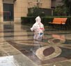 牧萌兒童雨衣男童女童防水全身雨披幼兒園小學(xué)生雨具 粉色草莓兔 S 曬單實(shí)拍圖