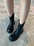 百麗（Belle）復(fù)古質(zhì)感彈力靴女25冬新商場(chǎng)款粗跟增高顯瘦彈力短靴E5E1DDZ5預(yù)售 黑色 37 曬單實(shí)拍圖