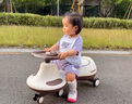 卡卡曼兒童扭扭車1-3-6歲溜溜車可坐大人承重防側(cè)翻靜音寶寶搖搖妞妞車 棕- 音樂燈光+靜音閃光輪+儲(chǔ)物箱 嬰兒玩具車滑行車生日周歲禮物 曬單實(shí)拍圖